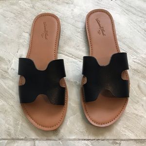 Universal Thread Sandals